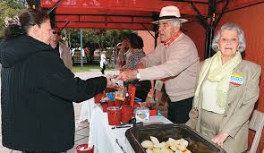 Carina y Ovidio vendiendo arepas  para la campaña 